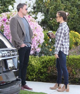 jennifer-garner-and-ben-affleck-out-in-la-04-09-2019-11.jpg