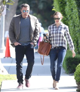 jennifer-garner-and-ben-affleck-out-in-la-04-09-2019-2.jpg