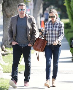 jennifer-garner-and-ben-affleck-out-in-la-04-09-2019-4.jpg