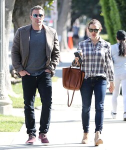 jennifer-garner-and-ben-affleck-out-in-la-04-09-2019-5.jpg