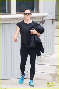 jennifer-garner-coffee-brentwood-2019-04.jpg