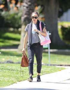 jennifer-garner-heading-to-the-gym-04-22-2019-2.jpg