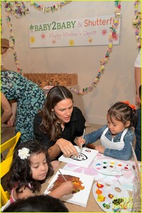 jennifer-garner-hosts-shutterfly-baby2baby-mothers-day-celebration-04.jpg