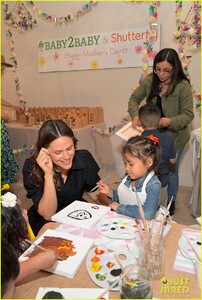 jennifer-garner-hosts-shutterfly-baby2baby-mothers-day-celebration-10.jpg
