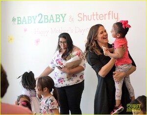 jennifer-garner-hosts-shutterfly-baby2baby-mothers-day-celebration-12.jpg