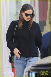 jennifer-garner-nyc-april-2019-02.thumb.jpg.079423d60aae8632b956b0b0b812938b.jpg