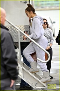 jennifer-lopez-arrives-on-set-in-nyc-04.jpg