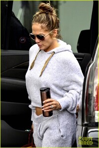 jennifer-lopez-arrives-on-set-in-nyc-05.jpg