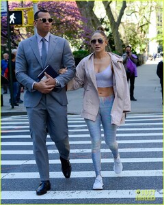 jennifer-lopez-bares-her-abs-during-outing-with-alex-rodriguez-01.jpg