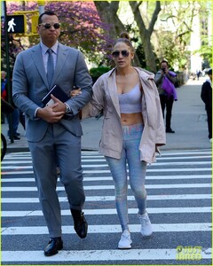 jennifer-lopez-bares-her-abs-during-outing-with-alex-rodriguez-03.jpg