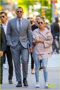 jennifer-lopez-bares-her-abs-during-outing-with-alex-rodriguez-05.jpg