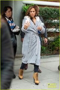 jennifer-lopez-snaps-a-selfie-on-hustlers-set-05.jpg