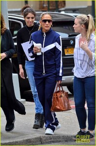 jennifer-lopez-sports-navy-tracksuit-for-coffee-outing-05.thumb.jpg.ca65300023ab252f353204bf015f0586.jpg