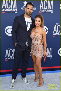 jessie-james-decker-eric-decker-acm-awards-01.jpg