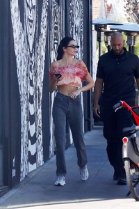 kendall-jenner-out-in-venice-beach-04-18-2019-0.jpg