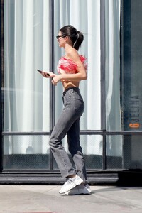 kendall-jenner-out-in-venice-beach-04-18-2019-3.jpg