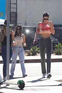 kendall-jenner-out-in-venice-beach-04-18-2019-6.jpg