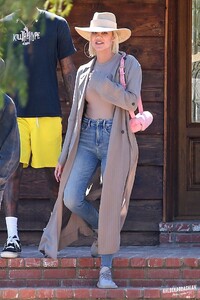 khloe-kardashian-church-service-in-calabasas-03-31-2019-1.jpg