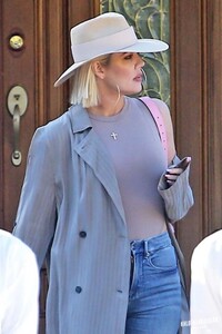 khloe-kardashian-church-service-in-calabasas-03-31-2019-10.jpg