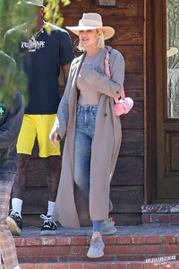 khloe-kardashian-church-service-in-calabasas-03-31-2019-3.jpg