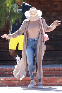 khloe-kardashian-church-service-in-calabasas-03-31-2019-4.jpg
