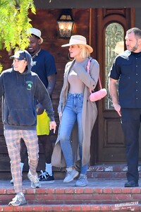khloe-kardashian-church-service-in-calabasas-03-31-2019-6.jpg