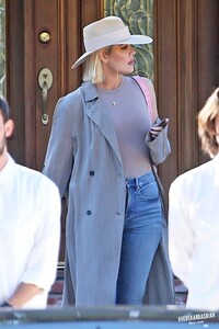 khloe-kardashian-church-service-in-calabasas-03-31-2019-8.jpg