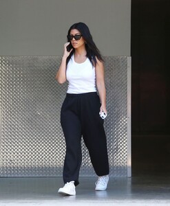 kourtney-kardashian-out-in-calabasas-04-24-2019-15.jpg
