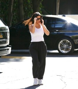 kourtney-kardashian-out-in-calabasas-04-24-2019-2.jpg