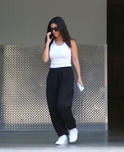 kourtney-kardashian-out-in-calabasas-04-24-2019-8.jpg