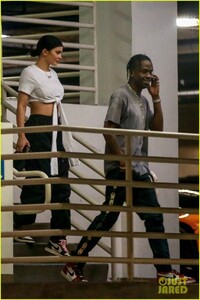 kylie-jenner-steps-out-in-nikes-travis-scott-02.jpg