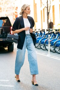 martha-hunt-street-fashion-04-03-2019-0.jpg