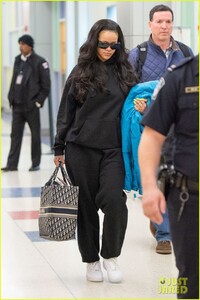 rihanna-casual-arrival-in-new-york-city-04.jpg