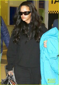 rihanna-casual-arrival-in-new-york-city-05.jpg