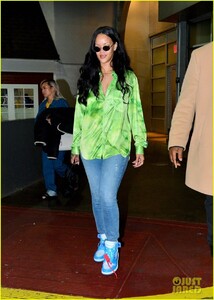 rihanna-leaves-photo-shoot-nyc-01.thumb.jpg.34757540b863153d9a43ff3b327a34a5.jpg