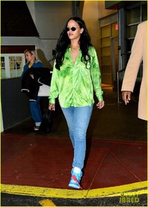 rihanna-leaves-photo-shoot-nyc-02.thumb.jpg.db97925c5cd3579418a07e25a8f1b789.jpg