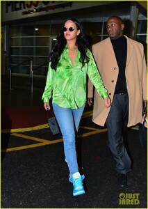 rihanna-leaves-photo-shoot-nyc-03.thumb.jpg.2f3c935783c016dca124a4f7ead6295b.jpg
