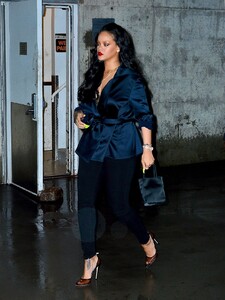 rihanna-perry-street-restaurant-in-nyc-04-12-2019-2.thumb.jpg.47f3ee541305d42e66e53fc389fc4976.jpg
