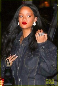 rihanna-rocks-denim-on-denim-for-night-out-in-nyc-02.jpg