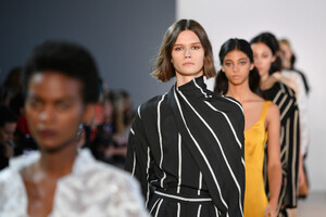 1514147535_NoonNoorRunwayFebruary2019NewYorkFashionXzfLFGMv4h7x.thumb.jpg.7b4087ca3ab2208a9c2fd79853b9b0c6.jpg