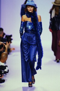 589974402_anna-sui-ss-1995(10).thumb.jpg.c4e9c26ec14e442af7a37ef0470de54d.jpg