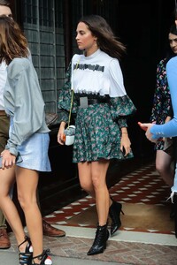 Alicia-Vikander_-Leaves-her-hotel-in-New-York--06.thumb.jpg.5455f2662fbf03d3ffc433891b39e5f8.jpg