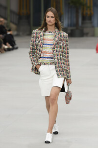 chanel-cruise-2020-show-paris-runway-gg-0746(1).thumb.jpg.1da29a4a108e5d3527d5abc54d4c251c.jpg