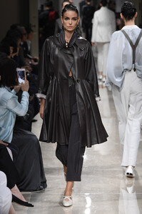 giorgio-armani-c2020-runway-gg-8(1).thumb.jpg.5bb521e9ab667f151586af81f0e4c0fc.jpg