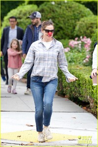 jennifer-garner-celebrates-red-nose-day-in-brentwood-01.thumb.jpg.b095c1495084ff1e49dc7b6710d9fb2e.jpg