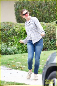jennifer-garner-celebrates-red-nose-day-in-brentwood-03.thumb.jpg.6edc918ddbf81a7ed0461bdd1d079928.jpg