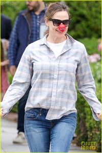 jennifer-garner-celebrates-red-nose-day-in-brentwood-04.jpg