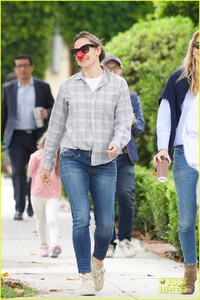 jennifer-garner-celebrates-red-nose-day-in-brentwood-05.jpg