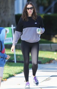 jennifer-garner-in-tights-la-05-20-2019-3.jpg