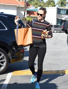 jennifer-garner-in-tights-shopping-in-brentwood-05-01-2019-10.jpg